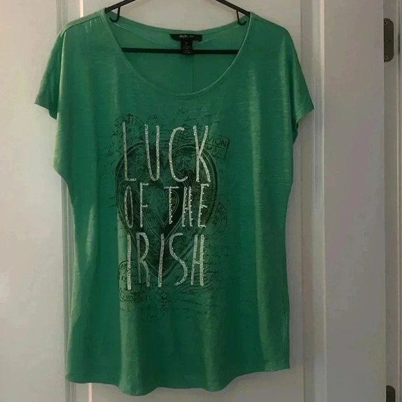 Medium LUCK OF THE IRISH Style & Co Tee - Picture 12 of 13